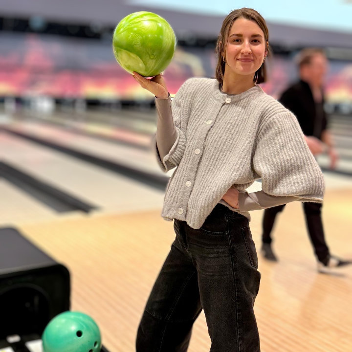Mitarbeiterin von Logopädie Lauthals beim Bowling
